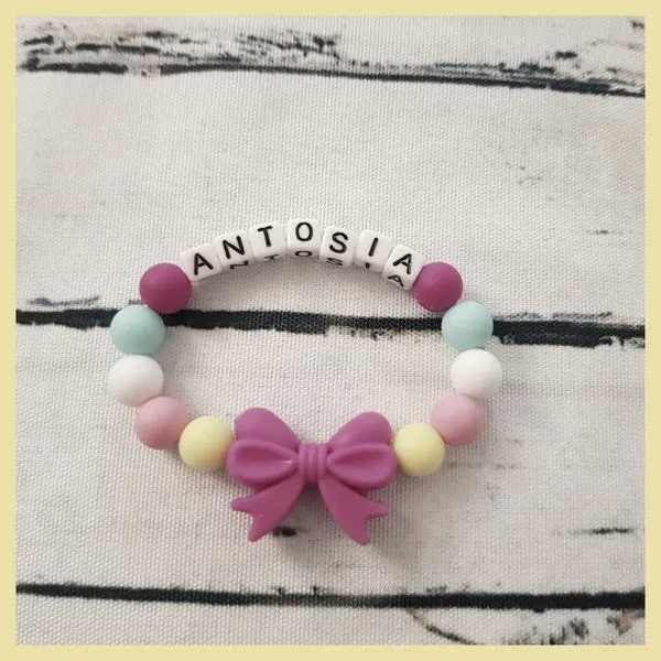 Jak zrobić bransoletki z imieniem – kreatywne pomysły na unikalne dodatki